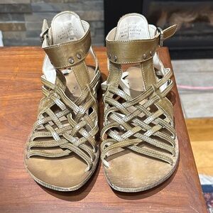 Boutique 9 BT Buster Women's Brown Strappy Sandals - size 6